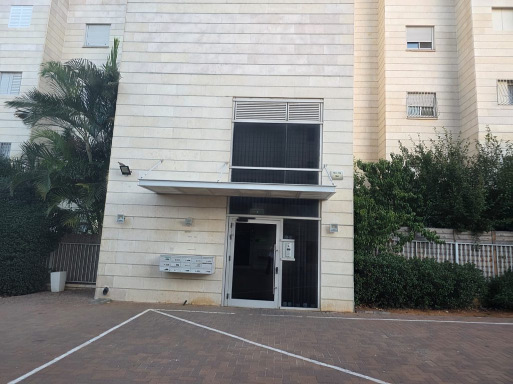 אדל נעים בנישתי, יועצת נדל"ן מומחית, מלווה אתכם באפס טעויות לעסקה המשתלמת ביותר. מגוון נכסים למכירה, קנייה והשכרה – כולל ליווי משכנתאות ראשוני ללא עלות! מספר רישיון תיווך ‍3244137