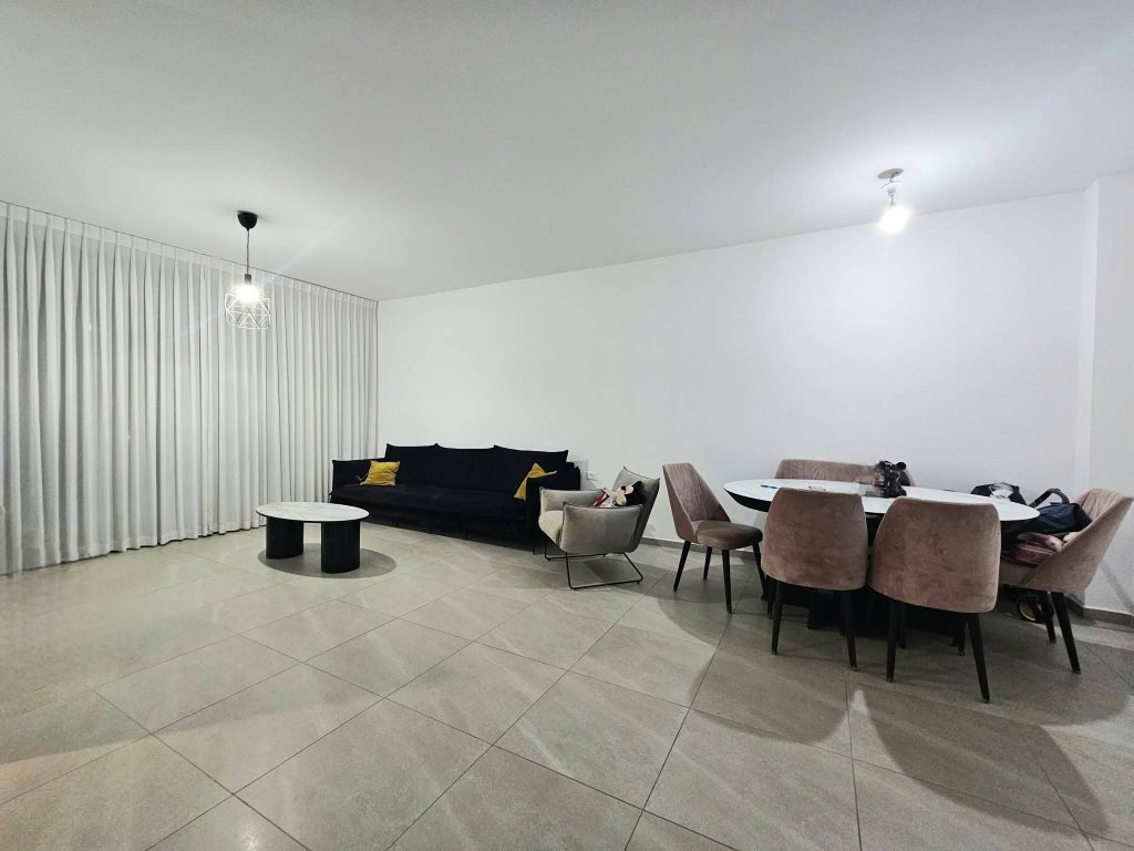 אדל נעים בנישתי, יועצת נדל"ן מומחית, מלווה אתכם באפס טעויות לעסקה המשתלמת ביותר. מגוון נכסים למכירה, קנייה והשכרה – כולל ליווי משכנתאות ראשוני ללא עלות! מספר רישיון תיווך ‍3244137