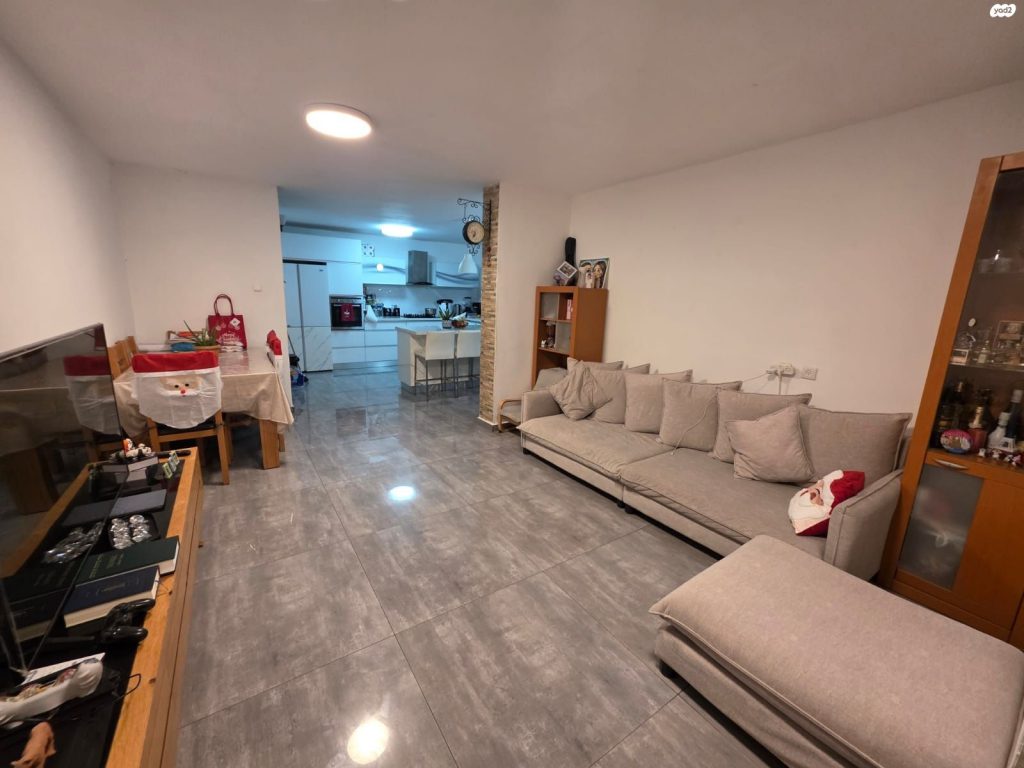 אדל נעים בנישתי, יועצת נדל"ן מומחית, מלווה אתכם באפס טעויות לעסקה המשתלמת ביותר. מגוון נכסים למכירה, קנייה והשכרה – כולל ליווי משכנתאות ראשוני ללא עלות! מספר רישיון תיווך ‍3244137