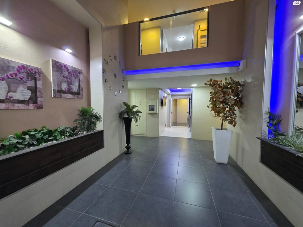 אדל נעים בנישתי, יועצת נדל"ן מומחית, מלווה אתכם באפס טעויות לעסקה המשתלמת ביותר. מגוון נכסים למכירה, קנייה והשכרה – כולל ליווי משכנתאות ראשוני ללא עלות! מספר רישיון תיווך ‍3244137