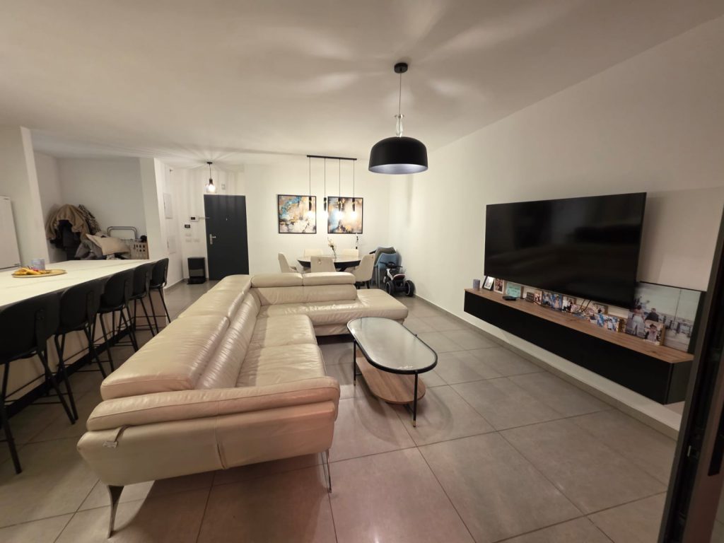 אדל נעים בנישתי, יועצת נדל"ן מומחית, מלווה אתכם באפס טעויות לעסקה המשתלמת ביותר. מגוון נכסים למכירה, קנייה והשכרה – כולל ליווי משכנתאות ראשוני ללא עלות! מספר רישיון תיווך ‍3244137